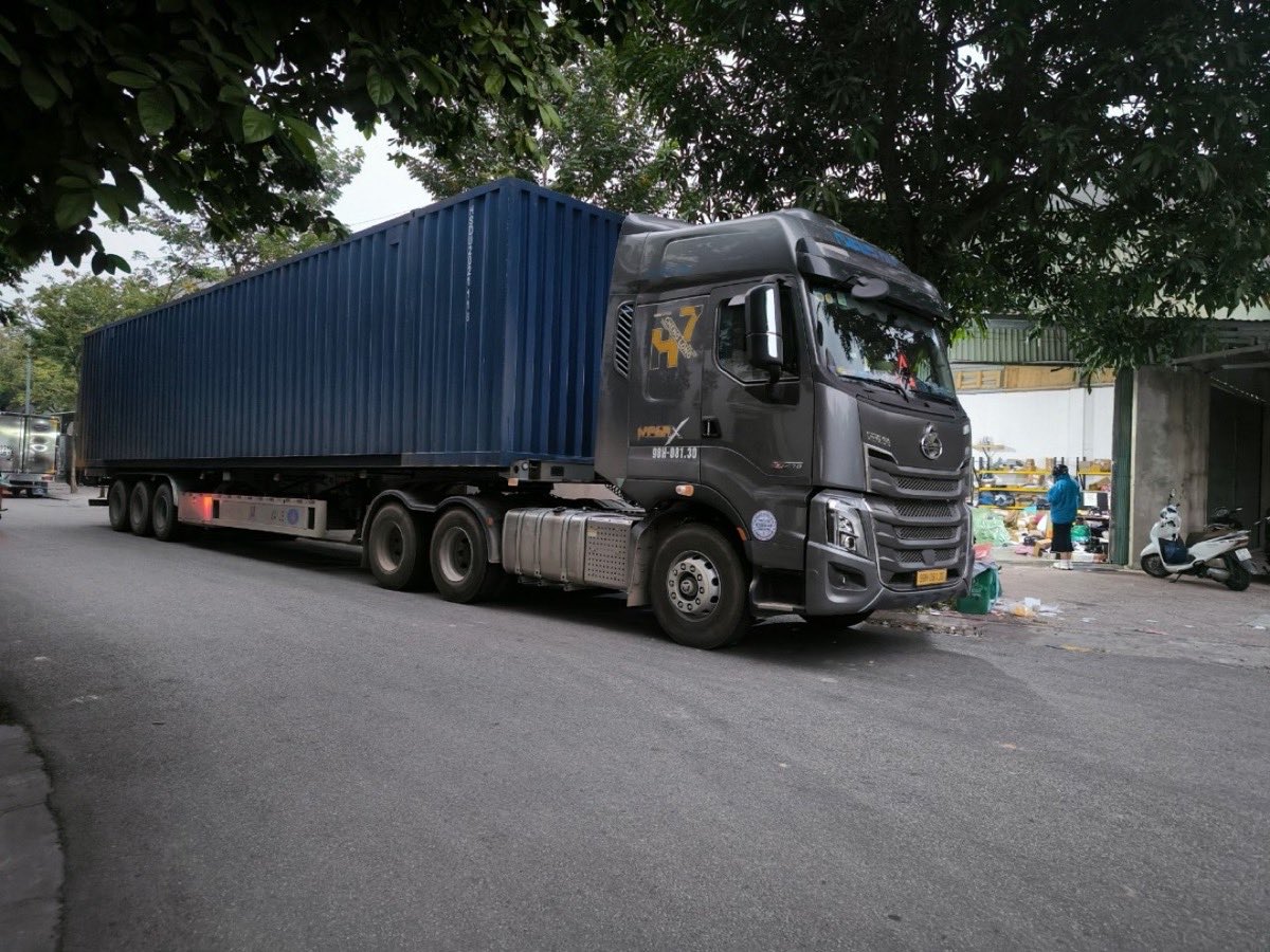 Xe đầu kéo container tuyến Trung – Việt của VIP ORDER